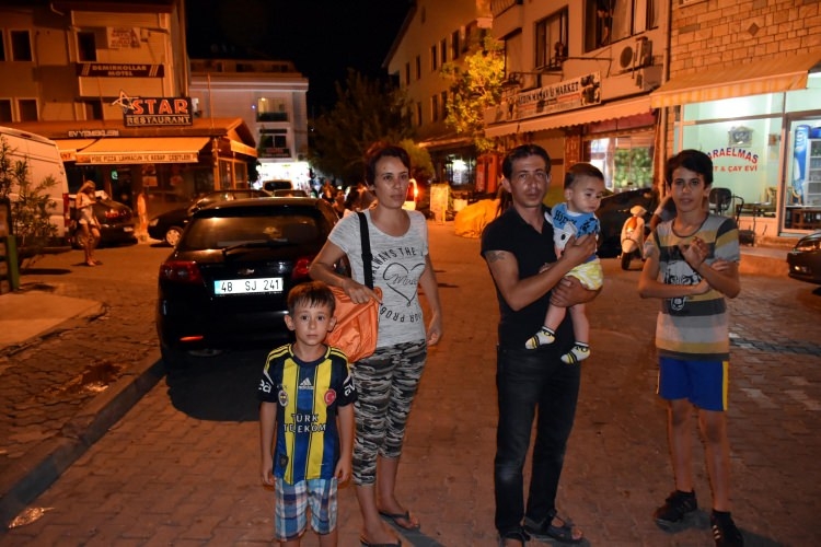 Ege'de 6.3'lük deprem! Gece yarısı halk sokağa döküldü 14