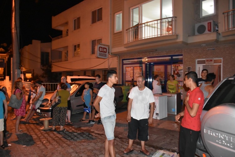 Ege'de 6.3'lük deprem! Gece yarısı halk sokağa döküldü 16