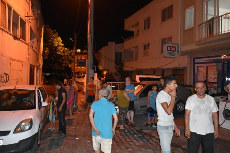 Ege'de 6.3'lük deprem! Gece yarısı halk sokağa döküldü 19