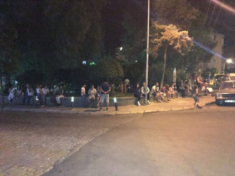 Ege'de 6.3'lük deprem! Gece yarısı halk sokağa döküldü 2