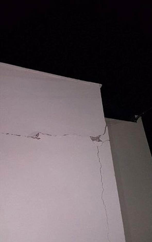 Ege'de 6.3'lük deprem! Gece yarısı halk sokağa döküldü 26