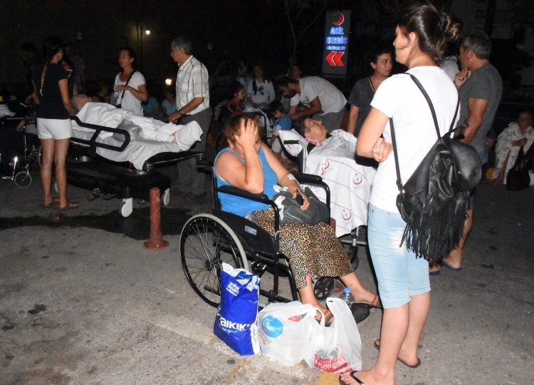 Ege'de 6.3'lük deprem! Gece yarısı halk sokağa döküldü 28