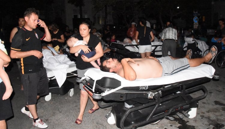 Ege'de 6.3'lük deprem! Gece yarısı halk sokağa döküldü 29
