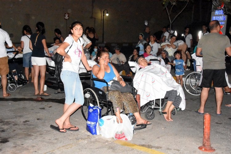 Ege'de 6.3'lük deprem! Gece yarısı halk sokağa döküldü 30