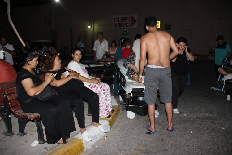 Ege'de 6.3'lük deprem! Gece yarısı halk sokağa döküldü 36