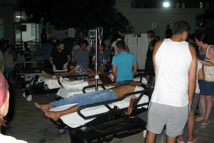 Ege'de 6.3'lük deprem! Gece yarısı halk sokağa döküldü 38
