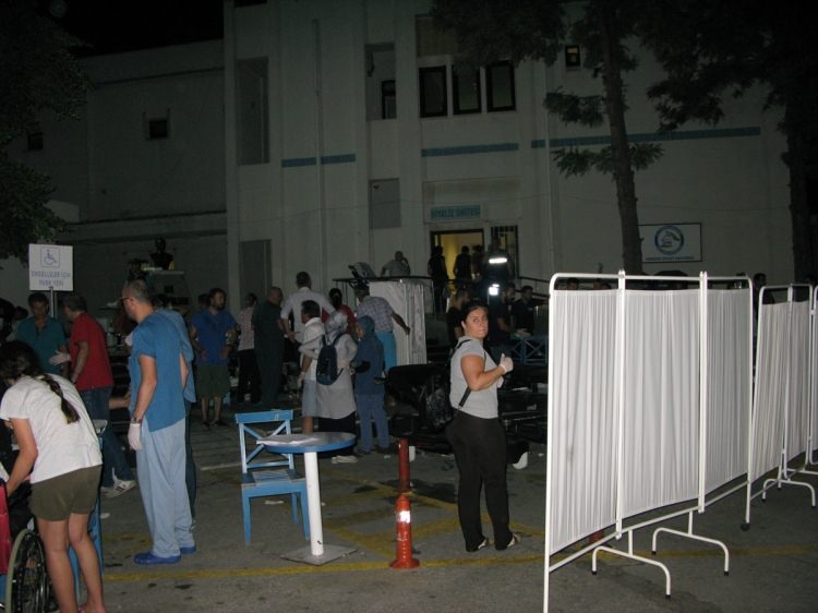 Ege'de 6.3'lük deprem! Gece yarısı halk sokağa döküldü 39