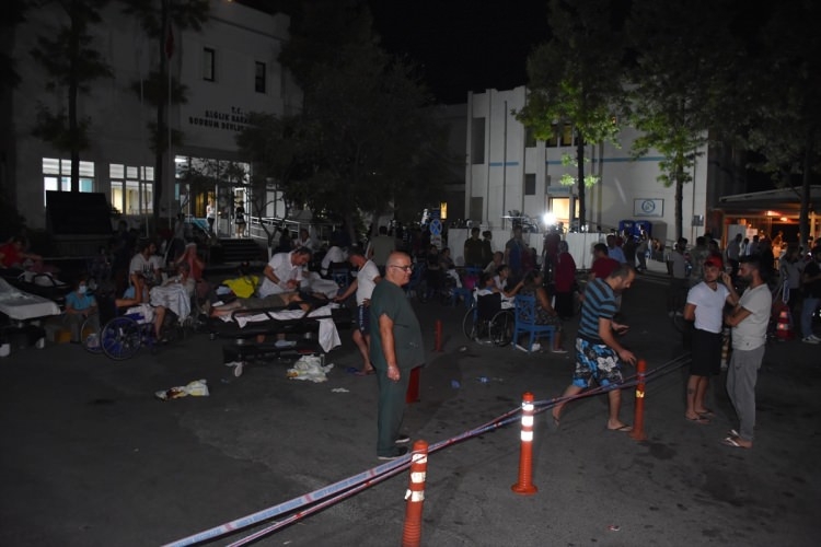 Ege'de 6.3'lük deprem! Gece yarısı halk sokağa döküldü 41