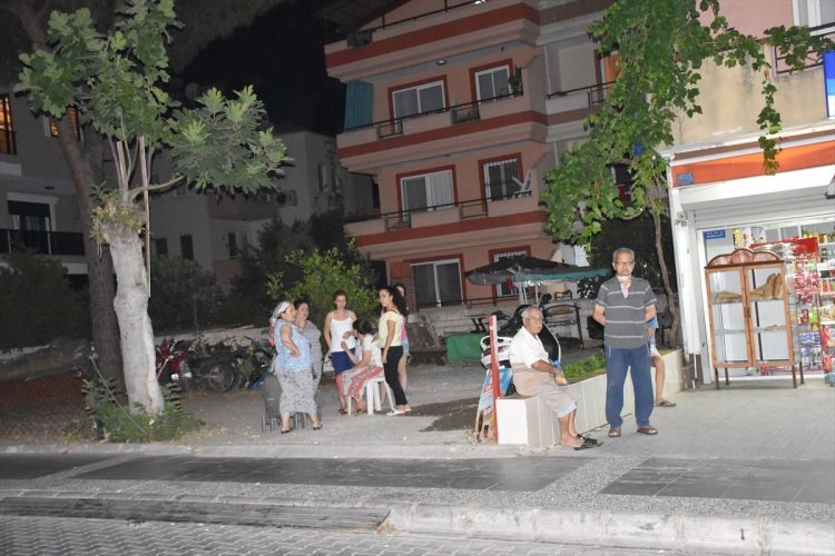 Ege'de 6.3'lük deprem! Gece yarısı halk sokağa döküldü 46