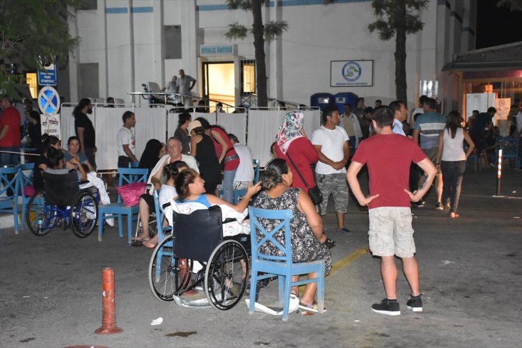 Ege'de 6.3'lük deprem! Gece yarısı halk sokağa döküldü 47