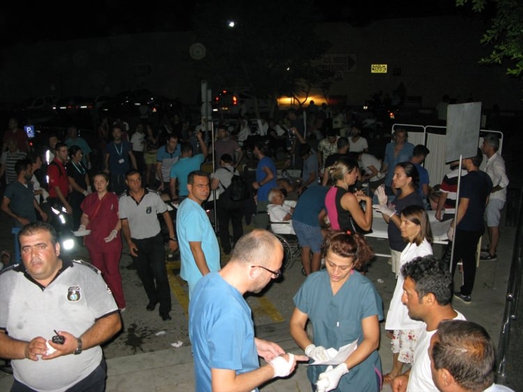 Ege'de 6.3'lük deprem! Gece yarısı halk sokağa döküldü 53
