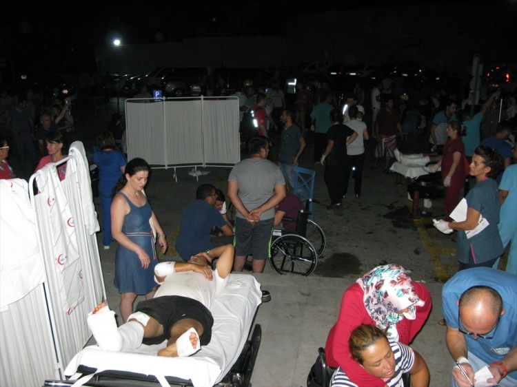 Ege'de 6.3'lük deprem! Gece yarısı halk sokağa döküldü 55