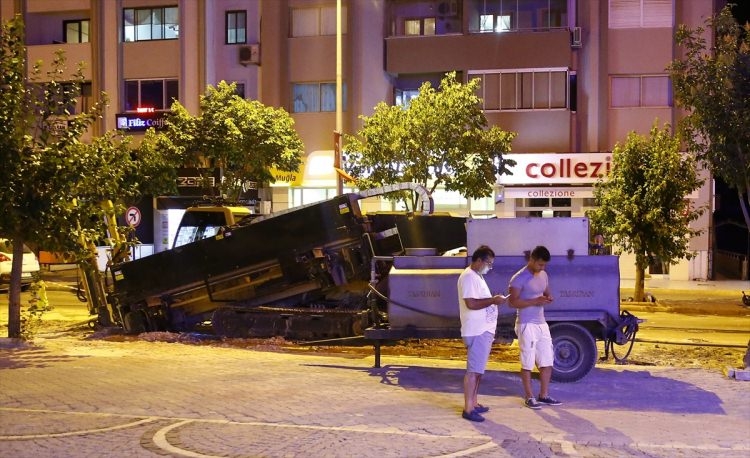 Ege'de 6.3'lük deprem! Gece yarısı halk sokağa döküldü 6