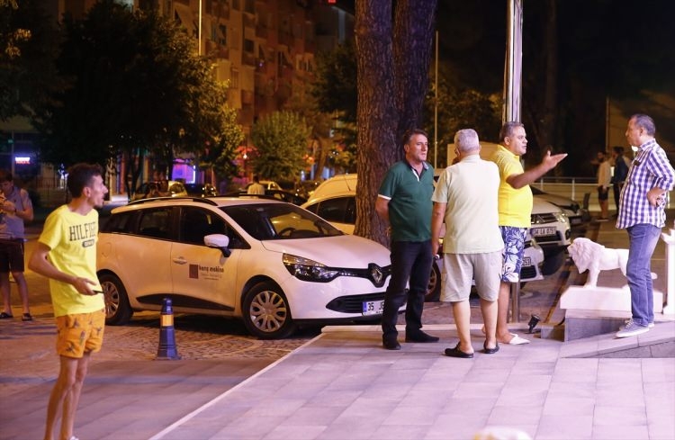 Ege'de 6.3'lük deprem! Gece yarısı halk sokağa döküldü 7