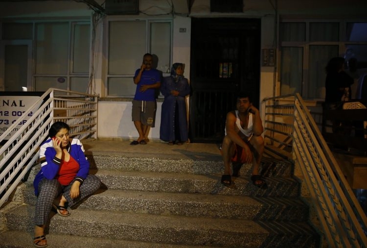 Ege'de 6.3'lük deprem! Gece yarısı halk sokağa döküldü 8
