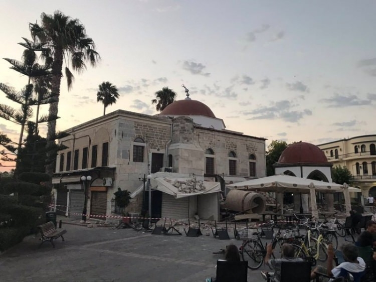 Tarihi cami depremde yıkıldı! 1