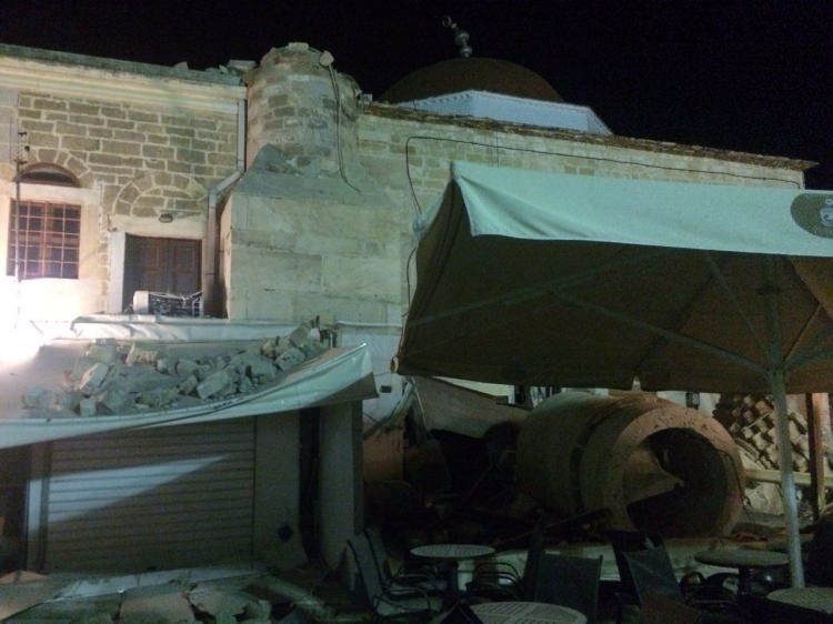 Tarihi cami depremde yıkıldı! 4