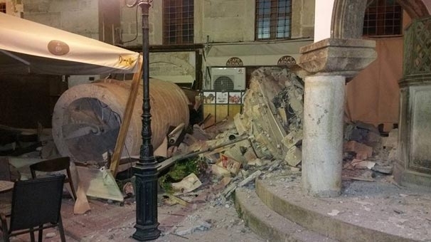 Tarihi cami depremde yıkıldı! 6