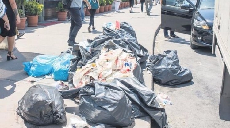 CHP'li belediyeye isyan! Çöp dağları sokağa taştı 1