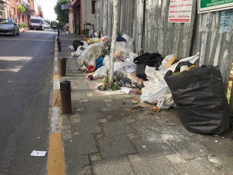 CHP'li belediyeye isyan! Çöp dağları sokağa taştı 4