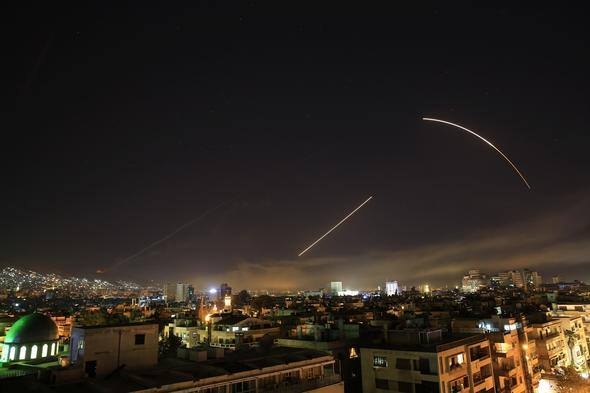 İşte Suriye'den ilk fotoğraflar... Üç ülke füzeler ve uçaklarla vurdu 7