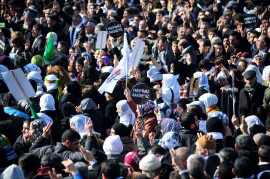 PKK'lı 3 Kadının Cenazesinde İlginç Pankart! 12