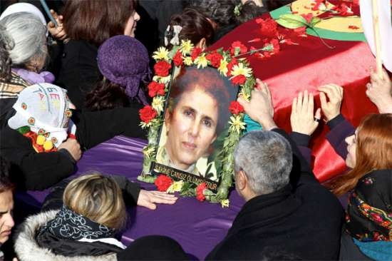 PKK'lı 3 Kadının Cenazesinde İlginç Pankart! 13