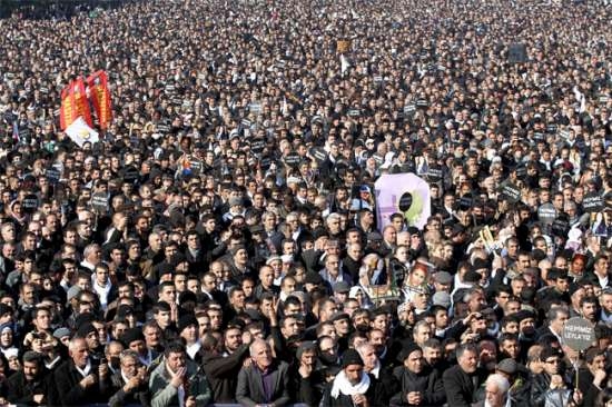 PKK'lı 3 Kadının Cenazesinde İlginç Pankart! 14