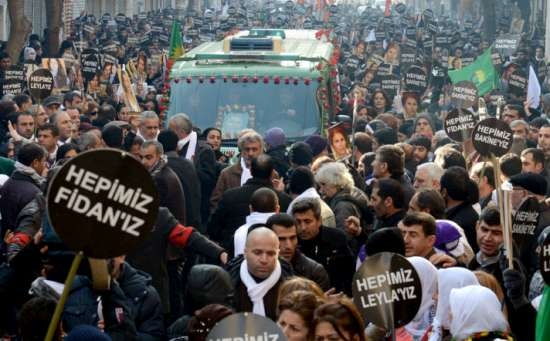 PKK'lı 3 Kadının Cenazesinde İlginç Pankart! 3