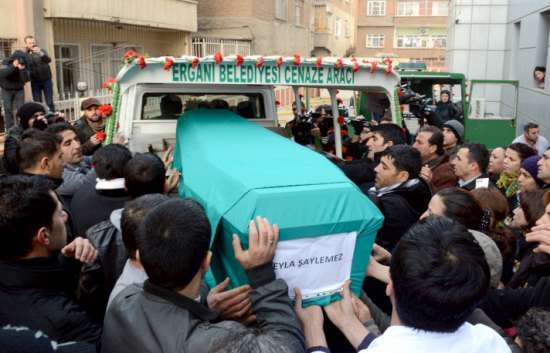PKK'lı 3 Kadının Cenazesinde İlginç Pankart! 6