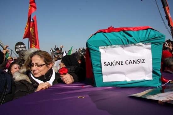 PKK'lı 3 Kadının Cenazesinde İlginç Pankart! 8