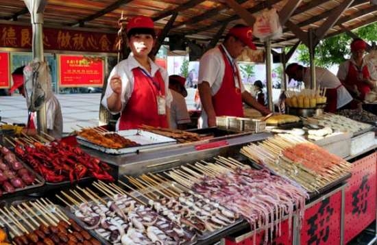 Böcek Yemeyeni Dövüyorlar! 12