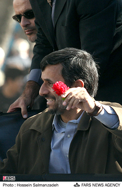 IRAN CUMHURBASKANI AHMEDINEJAD'DAN GOVDE GOSTERISI 8