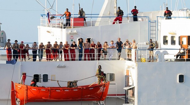 SOMALILI KORSANLAR GEMILERI ISTE BOYLE KACIRIYORLAR 8