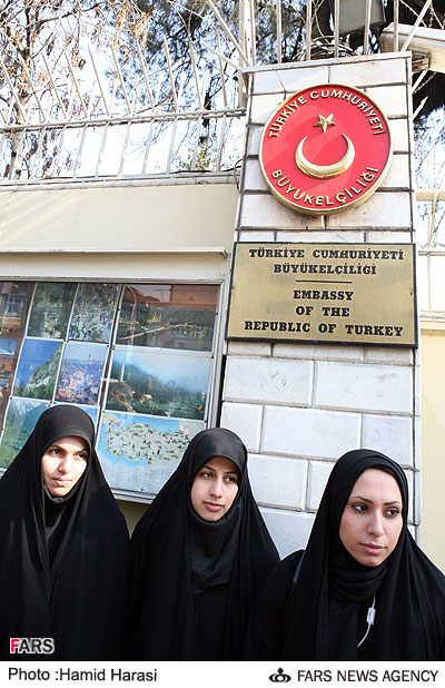 TURKIYE'NIN TAHRAN BUYUKELCILIGI ONUNDE EYLEM 3