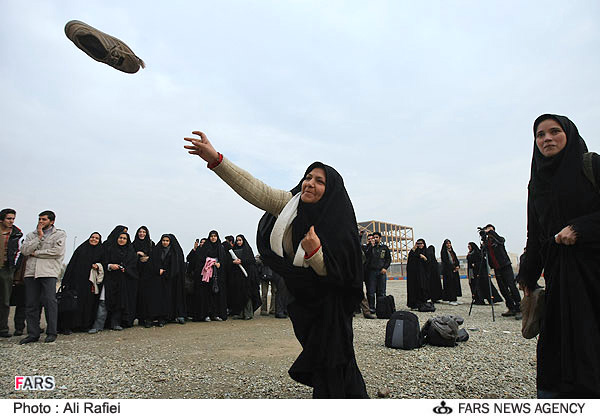 IRAN'DA BUSH'A AYAKKABI FIRLATMA YARISMASI 1