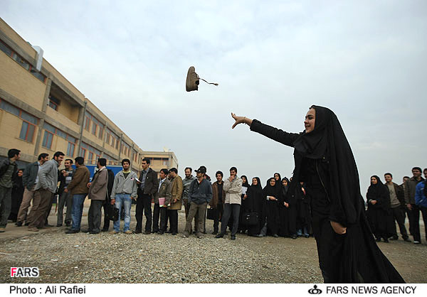 IRAN'DA BUSH'A AYAKKABI FIRLATMA YARISMASI 12