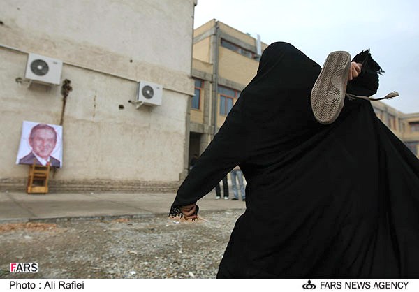 IRAN'DA BUSH'A AYAKKABI FIRLATMA YARISMASI 19
