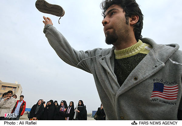 IRAN'DA BUSH'A AYAKKABI FIRLATMA YARISMASI 20