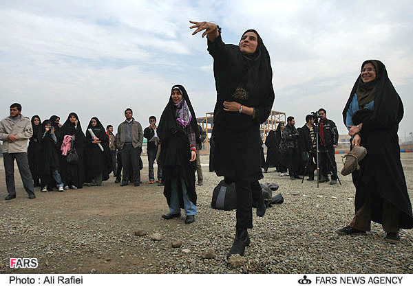 IRAN'DA BUSH'A AYAKKABI FIRLATMA YARISMASI 22