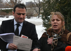 Meclis önünde zincirli protesto