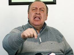 Okuyan da baskı ile görevi bırakmış