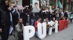 Rusya Konsolosluğu önünde Putin'i protesto ettiler