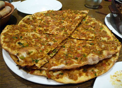 27 öğrenci lahmacundan zehirlendi