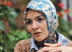 Başörtülü milletvekiline ırkçı saldırı