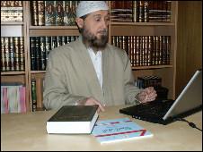 Özbek imam silahlı saldırıya uğradı