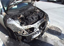 Molotoflu terörist, arabayı böyle ateşe verdi