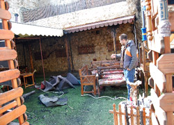 Maskeli kişiler kafeyi kundakladı