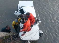 Zonguldak'ta otomobil dereye uçtu: 1 yaralı