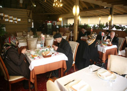 40 yıllık evli çiftleri bir araya getirdi.